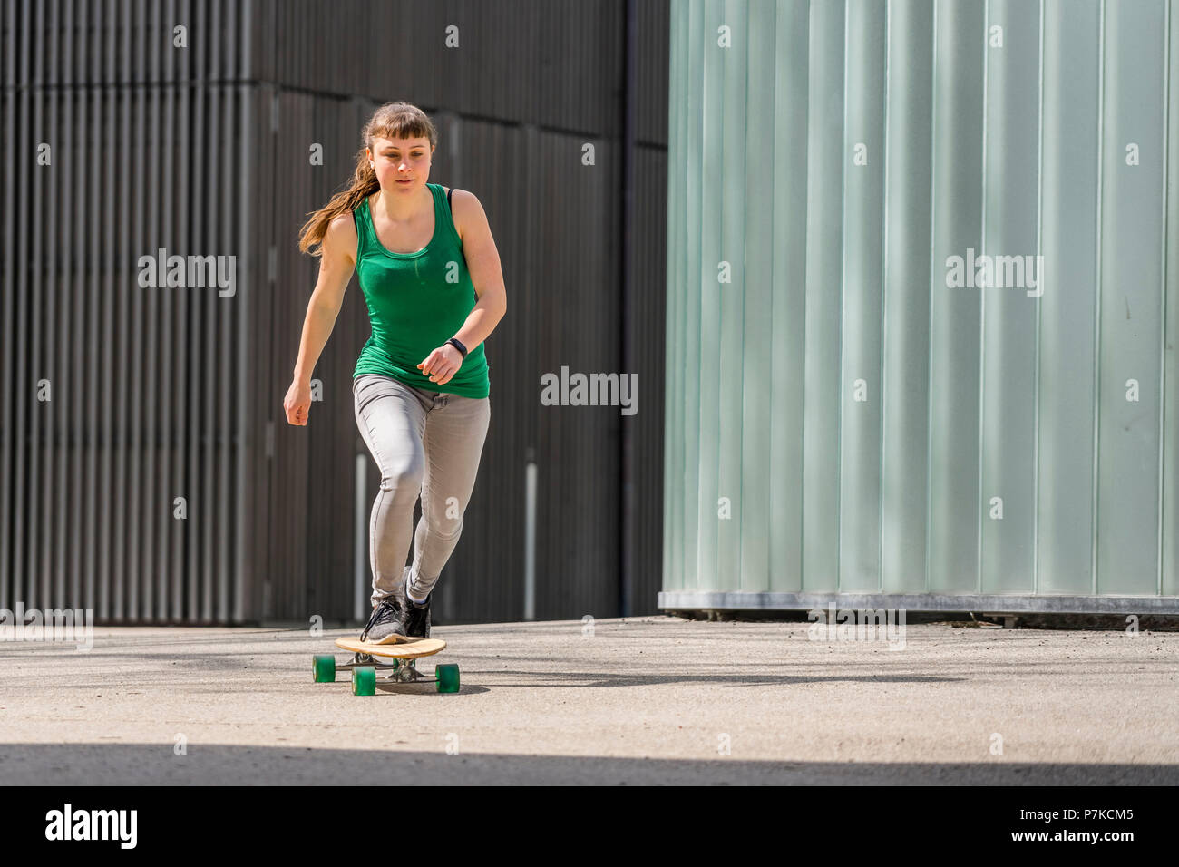 Jugendlich mit Longboard, 18 Jahre alt, Weiblich, städtische Umwelt Stockfoto