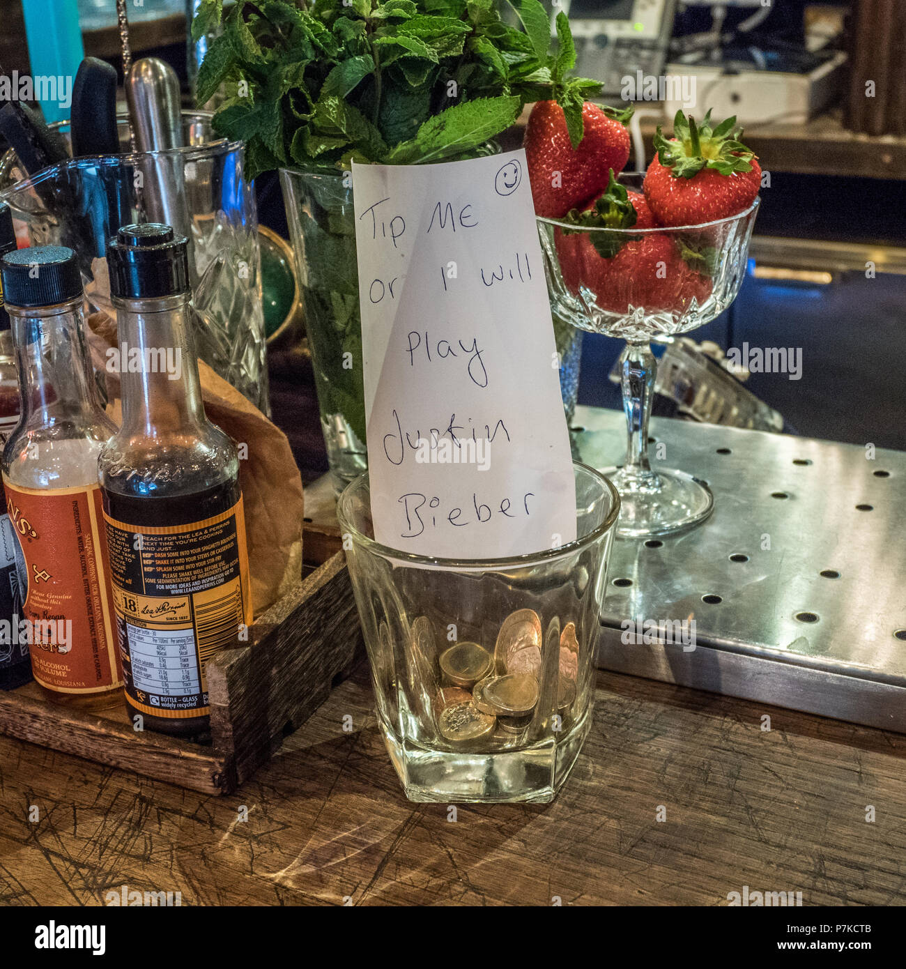 Neuheit tipping Bekanntmachung in einer Londoner Bar Stockfoto