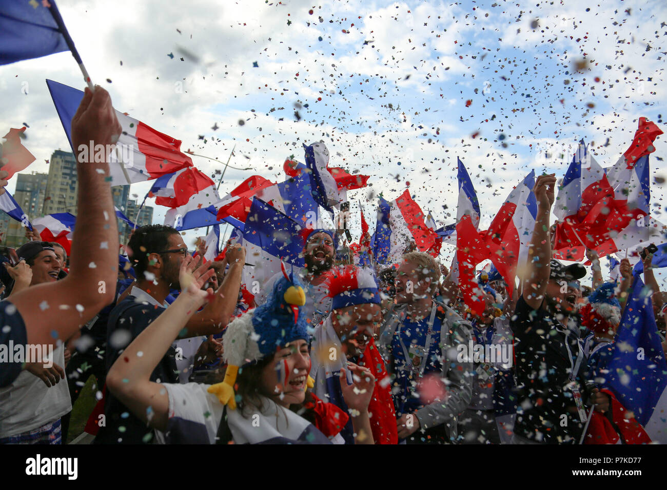 Nischni Nowgorod, Russland. 6. Juli, 2018. Französische Fußball-Fans gesehen Feiern mit ihren nationalen Flaggen. Französische Fußball-Fans feiern ihre Nationalmannschaft Sieg über Uruguay während der viertelfinalegleichen der Russland 2018 World Cup Finals. Credit: Aleksey Fokin/SOPA Images/ZUMA Draht/Alamy leben Nachrichten Stockfoto