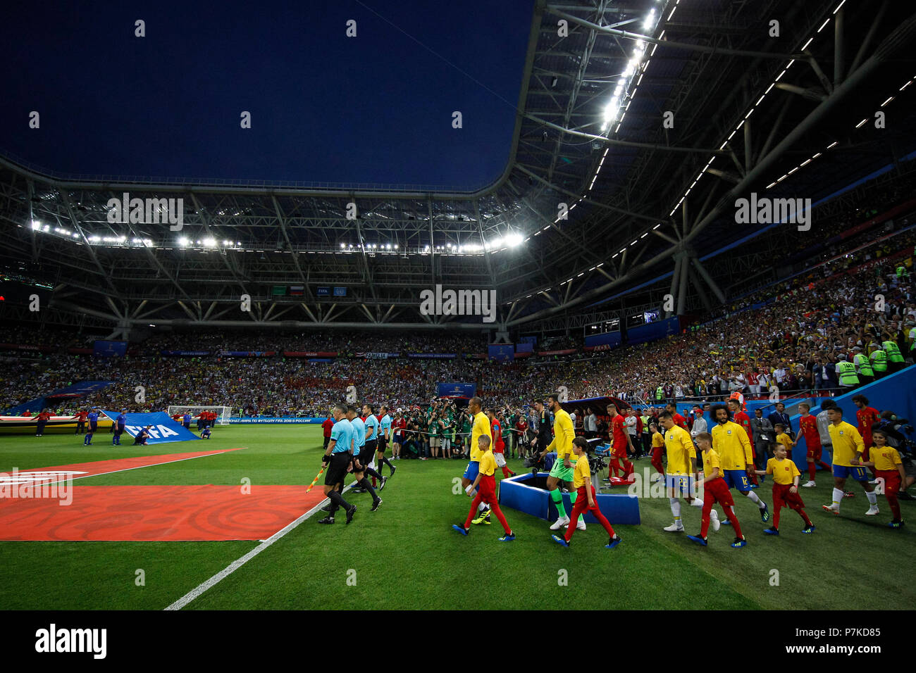 Die Mannschaften laufen, bevor der 2018 FIFA WM-Viertelfinale zwischen Brasilien und Belgien bei Kazan Arena am 6. Juli 2018 in Kasan, Russland. (Foto von Daniel Chesterton/phcimages.com) Stockfoto