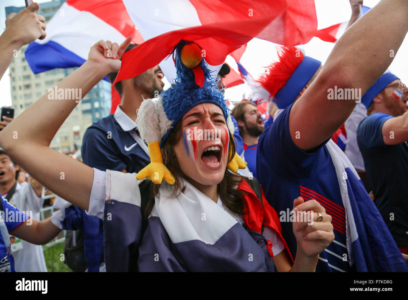 Nischni Nowgorod, Russland. 6. Juli, 2018. Eine weibliche französische Fußball-Fan gesehen feiern. Französische Fußball-Fans ihre Nationalmannschaft Sieg über Uruguay während der viertelfinalegleichen der Russland 2018 Weltcup Finale feiern. Credit: Aleksey Fokin/SOPA Images/ZUMA Draht/Alamy leben Nachrichten Stockfoto