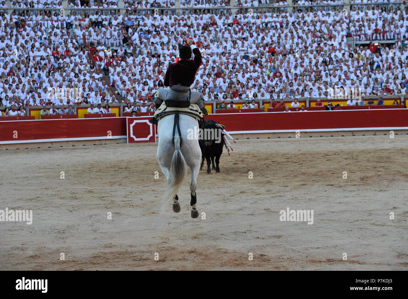 Pamplona, Spanien. 7. Juli 2018. Stierkämpfer Leonardo Hernandez bei einem Stierkampf zu Pferde im San Fermin Fiestas in Pamplona, Spanien, 6. Juli 2018. Primera corrida de rejoneo en las Fiestas de San Fermín Credit: CORDON PRESSE/Alamy leben Nachrichten Stockfoto