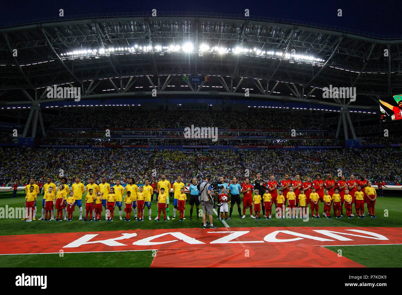 Die Mannschaften, die vor der 2018 FIFA WM-Viertelfinale zwischen Brasilien und Belgien bei Kazan Arena am 6. Juli 2018 in Kasan, Russland. (Foto von Daniel Chesterton/phcimages.com) Stockfoto