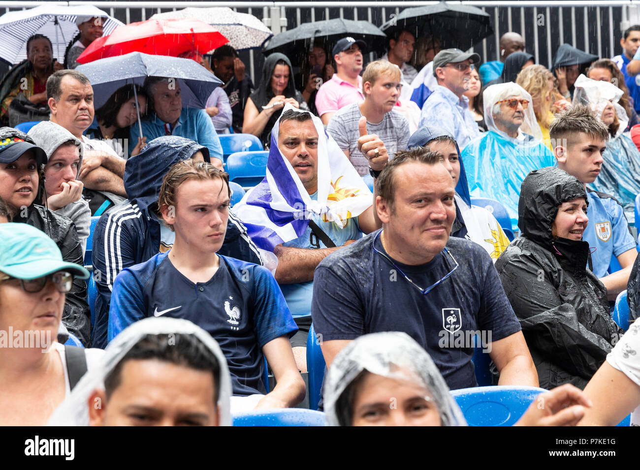 New York, NY - Juli 6, 2018: Uruguay fans Reagieren während der Fußball-WM Russland 2018 Match zwischen Frankreich und Uruguay gefördert durch Telemundo Deportes am Rockefeller Center Credit: Lev radin/Alamy leben Nachrichten Stockfoto