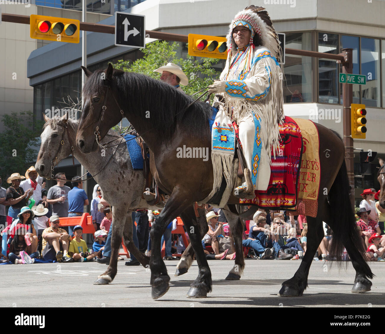 Der Mann in traditioneller einheimischer Kleidung reitet auf dem Pferderücken in der Calgary Stampede Parade. Die Parade durch die Innenstadt beginnt jedes Jahr mit der Calgary Stampede. Alberta, Kanada. Rosanne Tackaberry/Alamy Live News Stockfoto