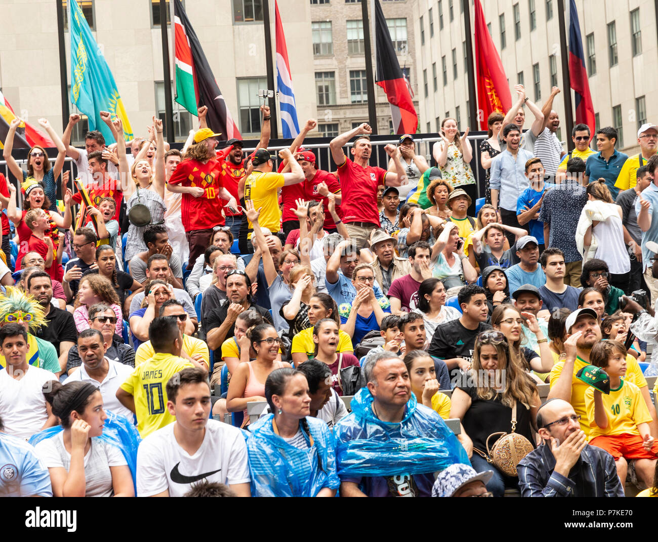 New York, USA. 6. Juli 2018. Belgien Fans reagieren, 2018 FIFA World Cup Russland Spiel zwischen Brasilien und Belgien durch Telemundo Deportes am Rockefeller Center Kredit gefördert: Lev radin/Alamy leben Nachrichten Stockfoto