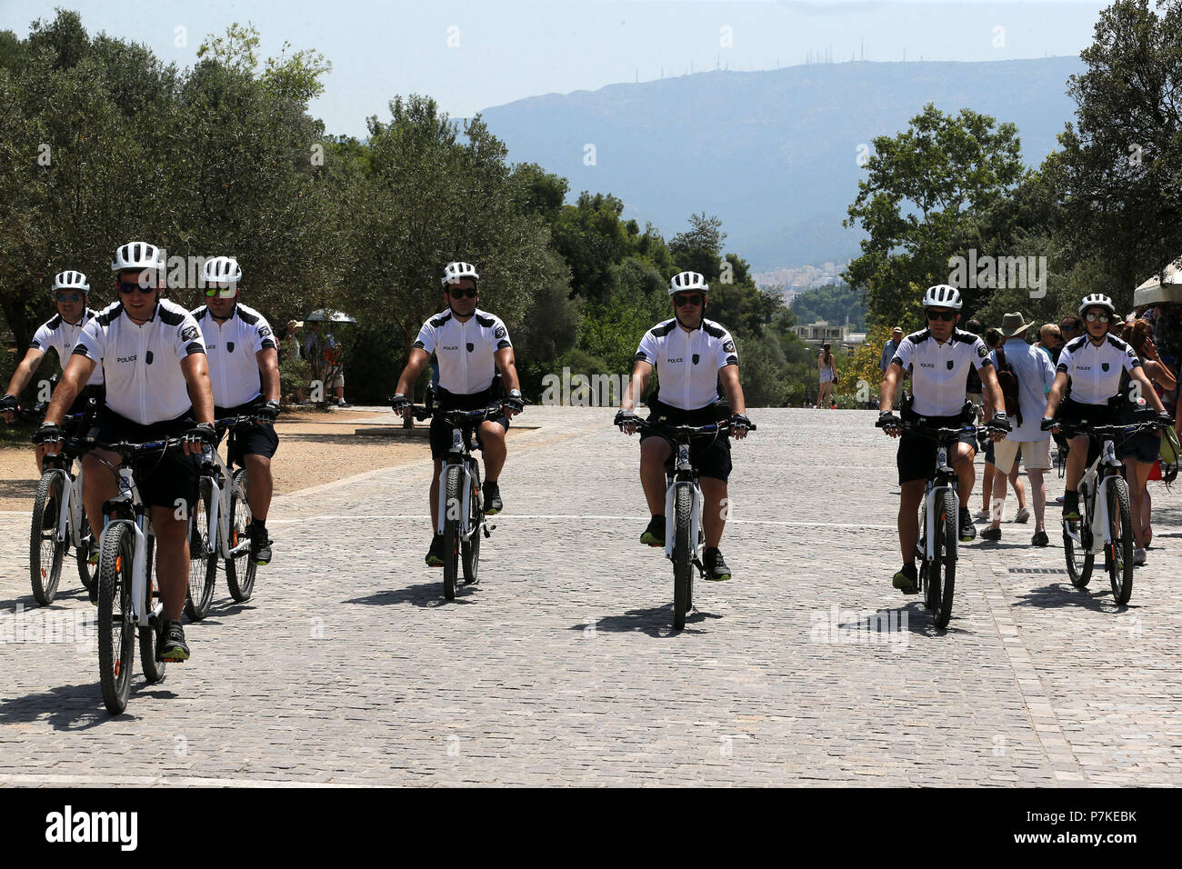Athen, Griechenland. 6. Juli, 2018. Eine griechische Fahrrad Polizist  bietet Informationen, die ein Tourist in der Nähe der Akropolis in Athen,  Griechenland, am 6. Juli 2018. Im Jahr 2015 erstellte, Fahrrad Polizei
