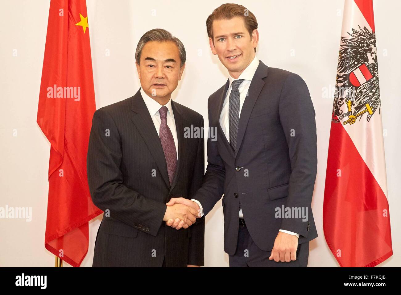 Wien. 6. Juli, 2018. Der österreichische Kanzler Sebastian Kurz (R) trifft mit dem Besuch der chinesischen Staatsrat und Außenminister Wang Yi in Wien vom 6. Juli 2018. Credit: Georges Schneider/Xinhua/Alamy leben Nachrichten Stockfoto