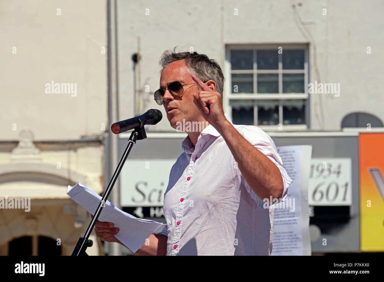 Weston-super-Mare, Großbritannien. 7. Juli 2018. Jonathan Bartley, Co - Führer der Grünen Partei von England und Wales, spricht bei einer Demonstration gegen die Schliessung der notfallstation am Weston General Hospital. Trotz der Versicherungen, dass die Schließung ist nur eine vorübergehende Maßnahme, es ist in Kraft seit Juli 2017 gewesen, und viele Menschen in der Region betroffen sind, dass es der Auftakt zu weiteren Kürzungen. Keith Ramsey/Alamy leben Nachrichten Stockfoto