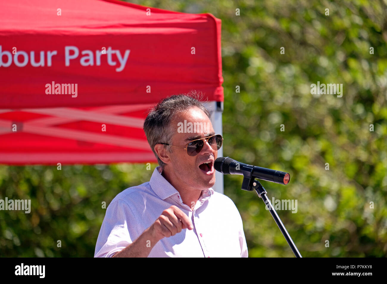 Weston-super-Mare, Großbritannien. 7. Juli 2018. Jonathan Bartley, Co - Führer der Grünen Partei von England und Wales, spricht bei einer Demonstration gegen die Schliessung der notfallstation am Weston General Hospital. Trotz der Versicherungen, dass die Schließung ist nur eine vorübergehende Maßnahme, es ist in Kraft seit Juli 2017 gewesen, und viele Menschen in der Region betroffen sind, dass es der Auftakt zu weiteren Kürzungen. Keith Ramsey/Alamy leben Nachrichten Stockfoto