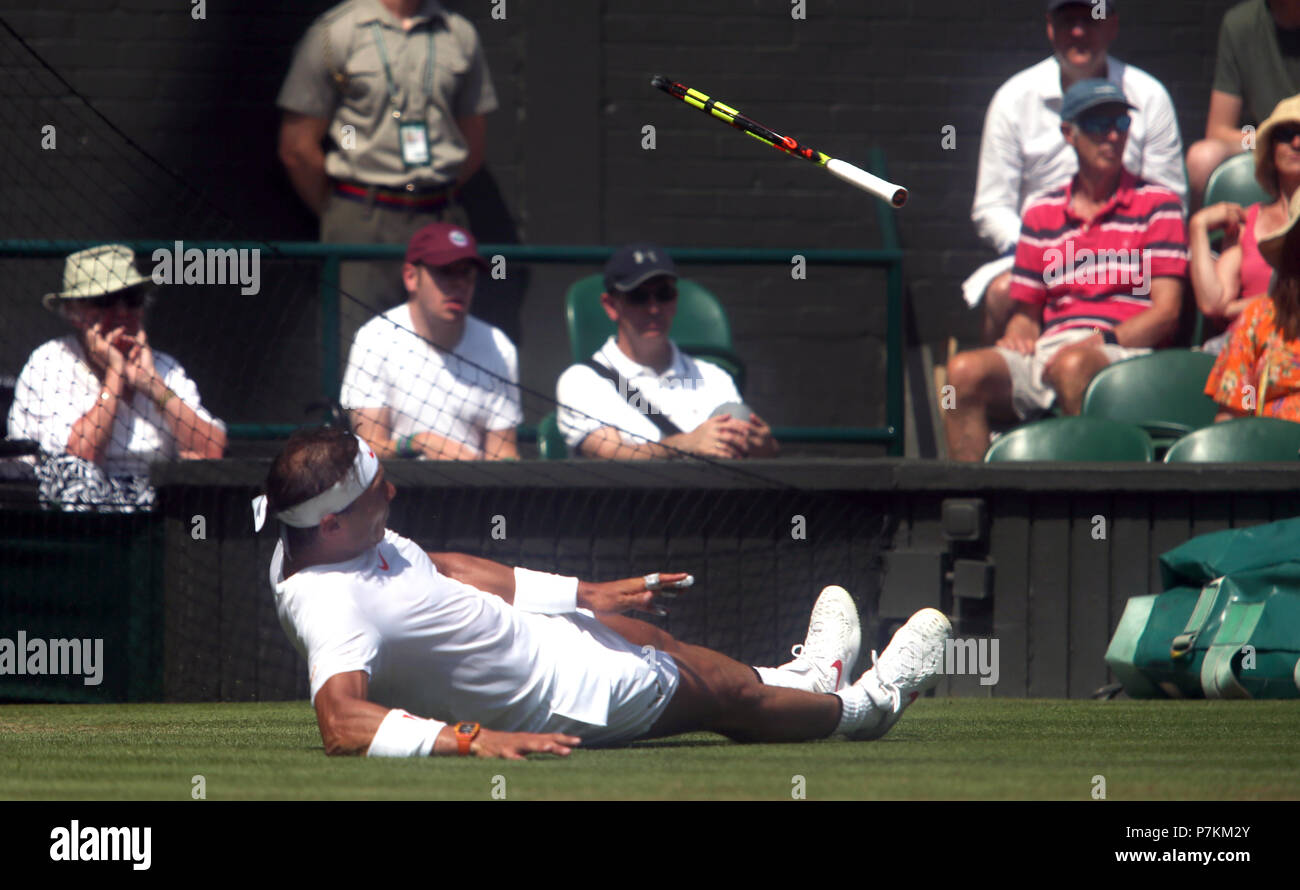London, Großbritannien. 7. Juli 2018. Wimbledon Tennis: Spanien ist Rafael Nadal nimmt einen Tumble auf dem Gras auf dem Center Court während seiner dritten Runde gegen Alex De Minaur von Australien Quelle: Adam Stoltman/Alamy leben Nachrichten Stockfoto