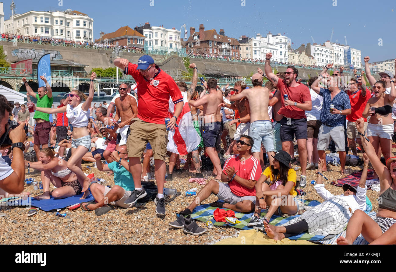 Brighton, UK. 7. Juli 2018. England Fans feiern am Strand von Brighton, wie sie die Leitung durch eine Harry Maguire Ziel im WM-Viertelfinale Fußballspiel zwischen England und Schweden: Simon Dack/Alamy Live News Stockfoto