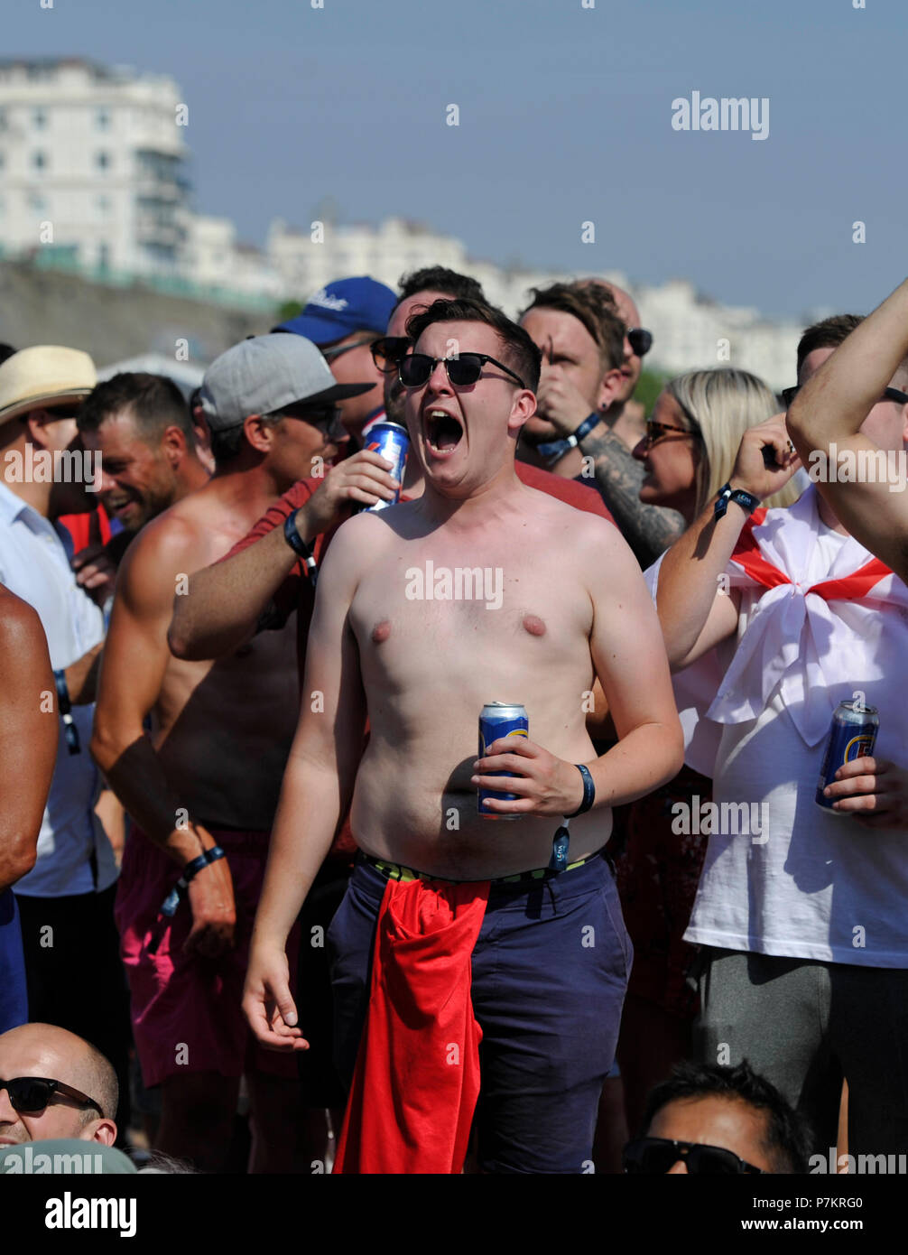 Brighton UK 7. Juli 2018 - Tausende von Fans in England Brighton direkt am Meer und Strand sehen Sie einen riesigen Bildschirm zu zeigen: das WM-Viertelfinale Fußballspiel zwischen England und Schweden heute: Simon Dack/Alamy leben Nachrichten Stockfoto