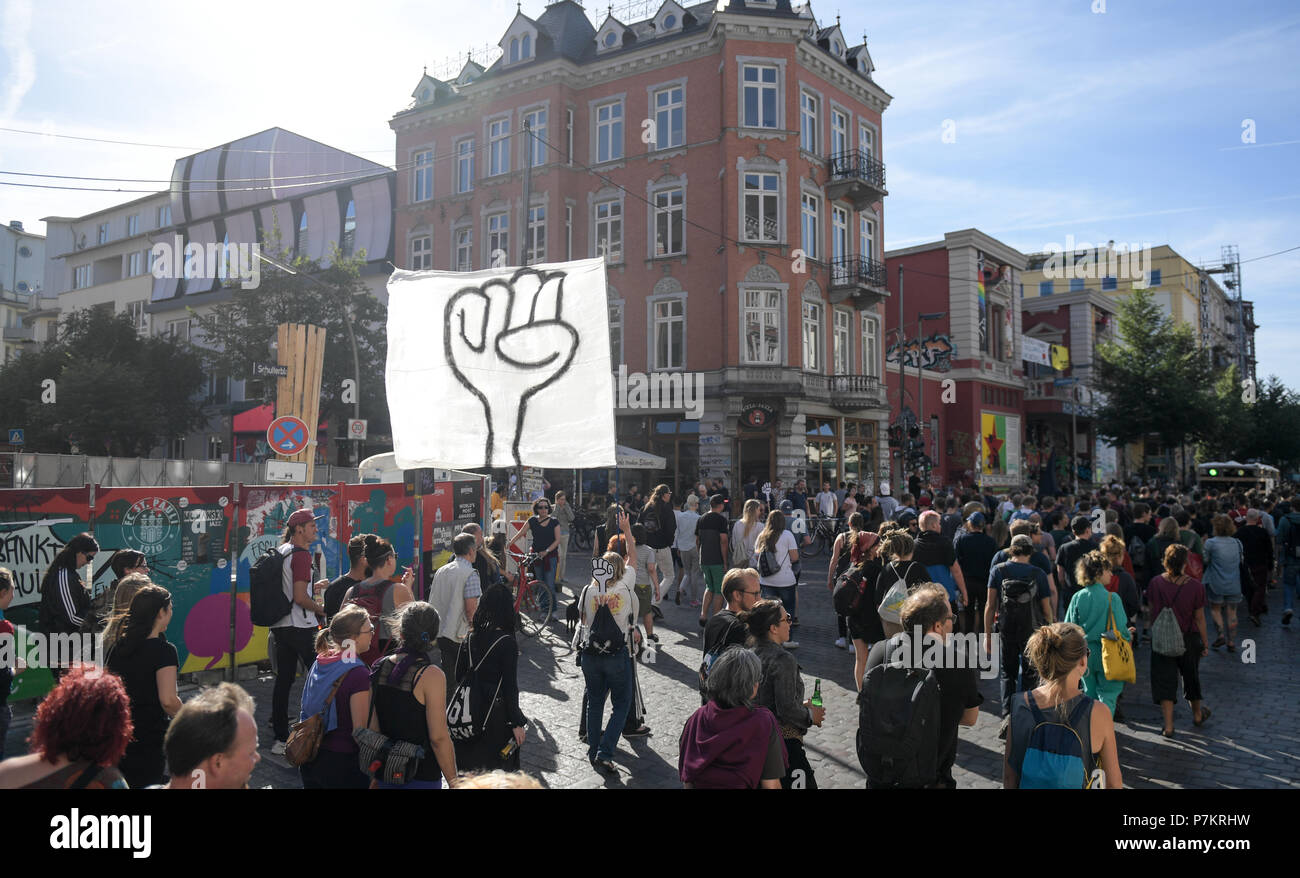 Hamburg, Deutschland. 07 Juli, 2018. Die Demonstranten auf die Straße, ein Jahr nach dem G20-Gipfel. Die Demonstration läuft unter dem Motto "Solidarität ohne Grenzen statt G 20'. Quelle: Axel Heimken/dpa/Alamy leben Nachrichten Stockfoto