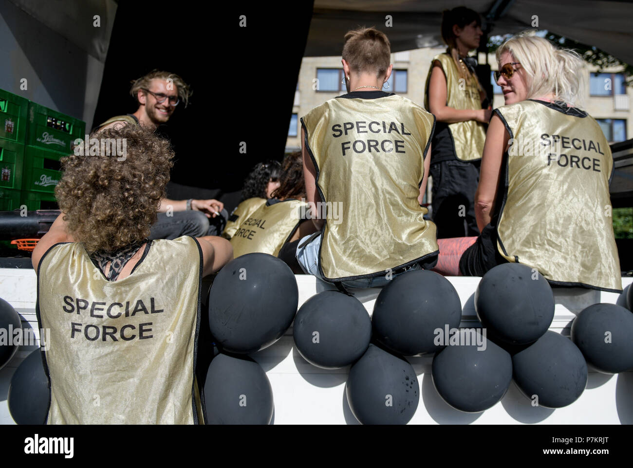 Hamburg, Deutschland. 07 Juli, 2018. Die Demonstranten auf die Straße, ein Jahr nach dem G20-Gipfel, das Tragen von T-Shirts lesen 'Special Force'. Die Demonstration läuft unter dem Motto "Solidarität ohne Grenzen statt G 20'. Quelle: Axel Heimken/dpa/Alamy leben Nachrichten Stockfoto