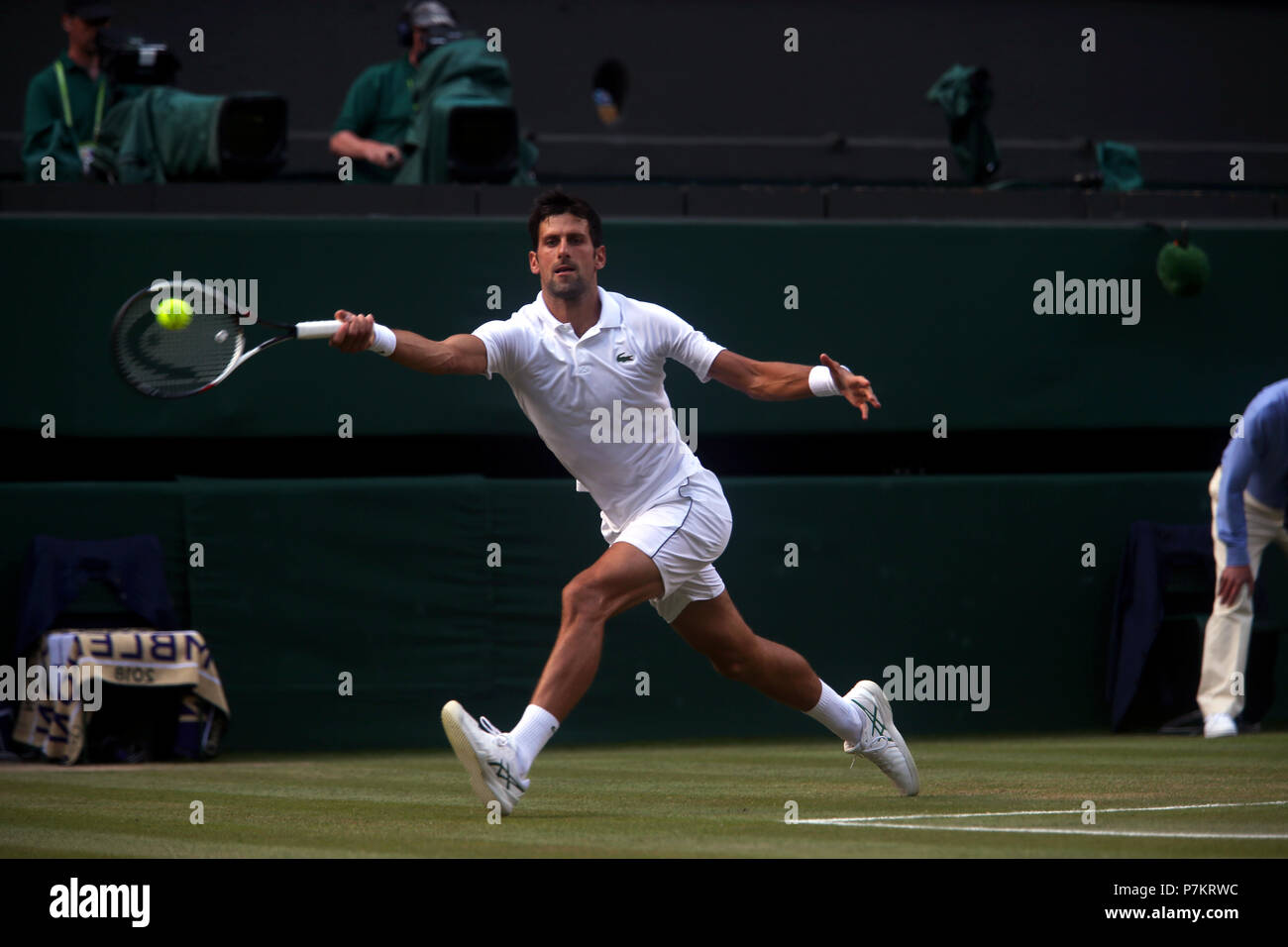 London, Großbritannien. 7. Juli 2018. Wimbledon Tennis: Novak Djokovic während seiner dritten Runde Spiel gegen Großbritanniens Kyle Edmund auf dem Center Court in Wimbledon. Quelle: Adam Stoltman/Alamy leben Nachrichten Stockfoto