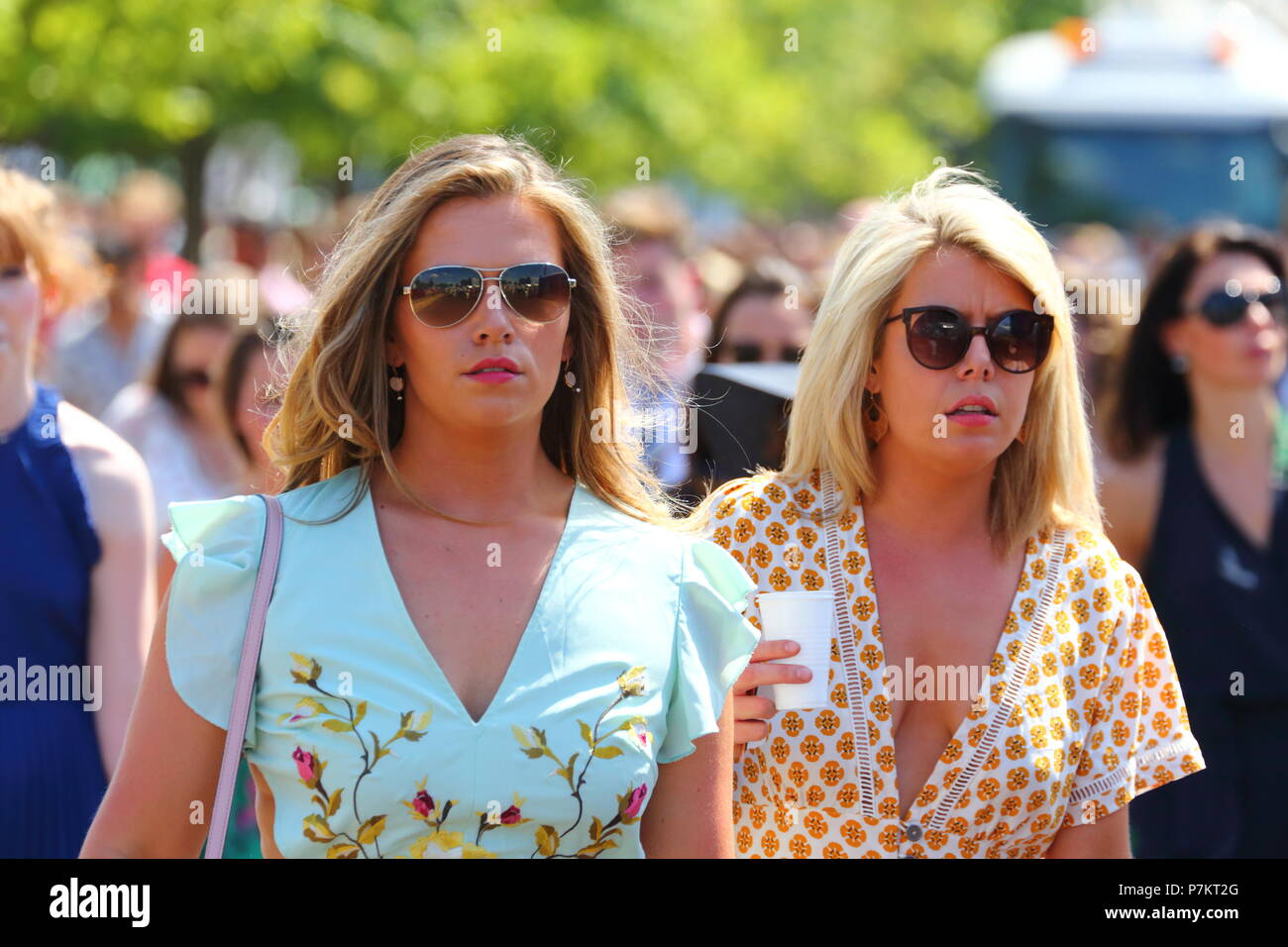 Henley-On-Thames, UK. 7. Juli 2018. Rudern afficionados und fashionistas gleichermaßen an einem anderen sweltering Tag bei der jährlichen Henley Royal Regatta gesammelt. Quelle: Uwe Deffner/Alamy leben Nachrichten Stockfoto