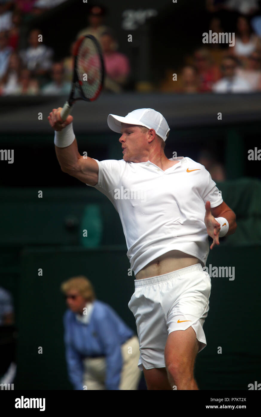 London, Großbritannien. 7. Juli 2018. Wimbledon Tennis: tolles Großbritanniens Kyle Edmund in Aktion während seiner dritten Runde Spiel gegen Novak Djokovic auf dem Center Court in Wimbledon. Quelle: Adam Stoltman/Alamy leben Nachrichten Stockfoto
