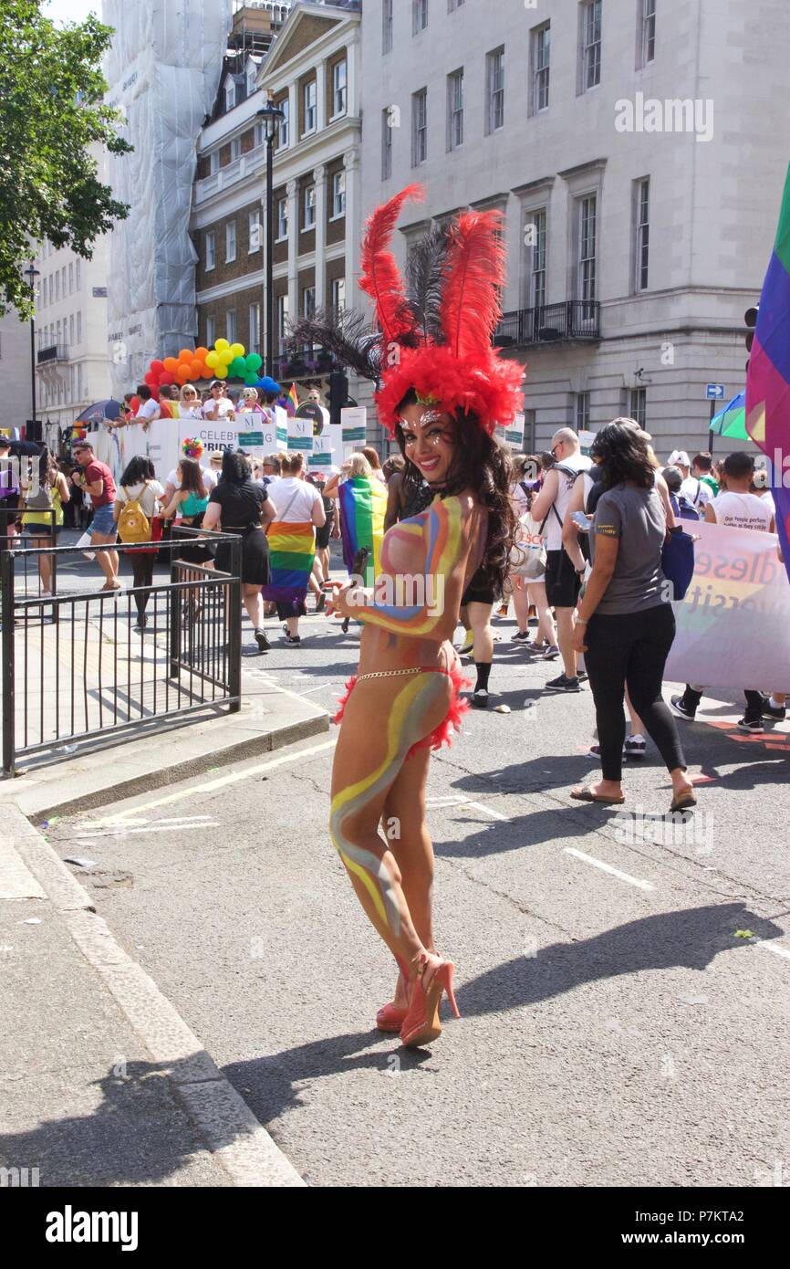 London, Großbritannien. 7. Juli 2018. Stolz feiern in London eine Frau mit einer Feder Kostüm im Pride Parade in London 2018, mehr als 1 Millionen verbinden die Teilnahme an der März heute LGBT + zu feiern. Credit: Dimple Patel/Alamy leben Nachrichten Stockfoto