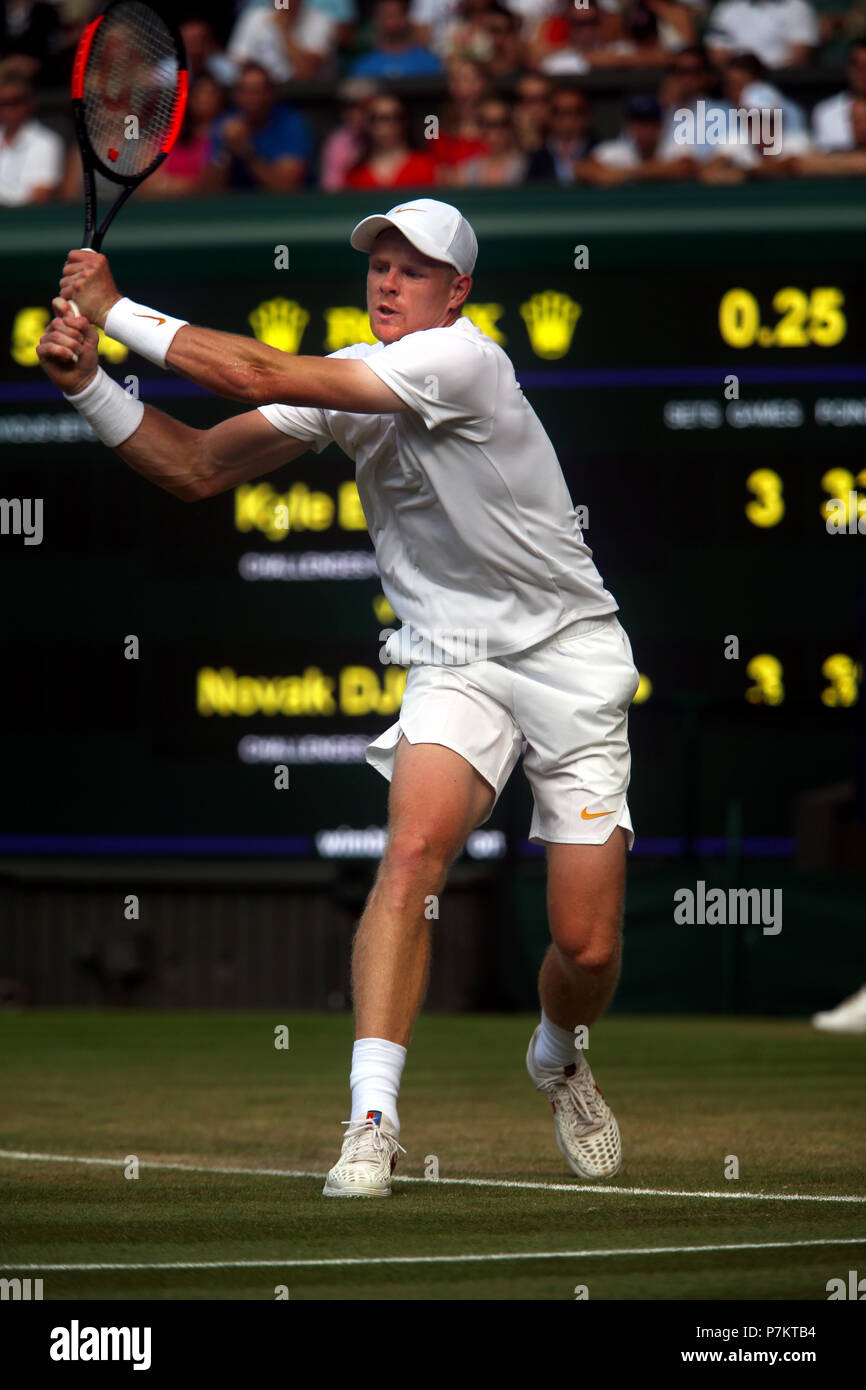 London, Großbritannien. 7. Juli 2018. Wimbledon Tennis: Großbritanniens Kyle Edmund in Aktion während seiner dritten Runde Spiel gegen Novak Djokovic auf dem Center Court in Wimbledon. Quelle: Adam Stoltman/Alamy leben Nachrichten Stockfoto