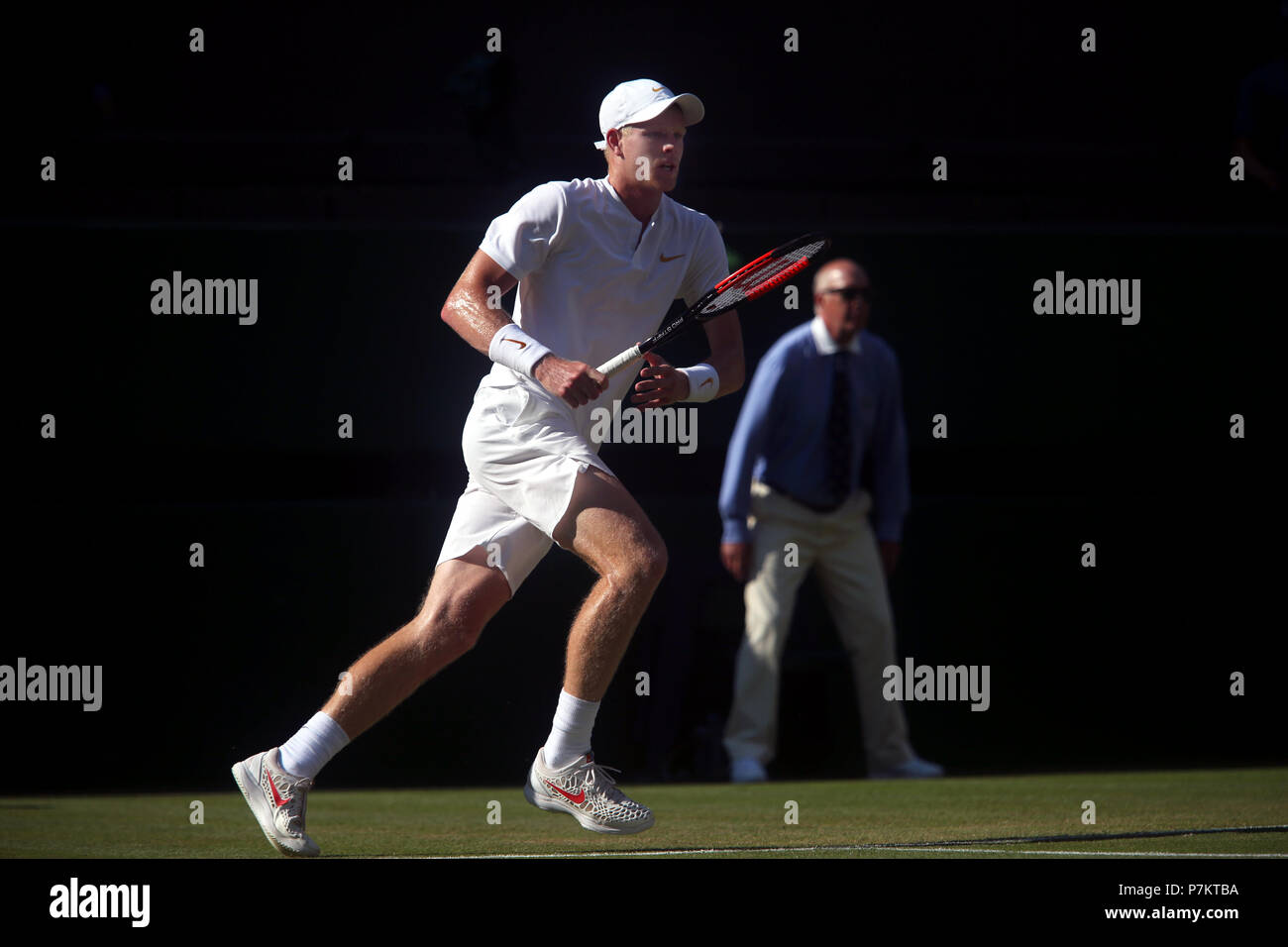 London, England - Juli 7, 2018. Wimbledon Tennis: Großbritanniens Kyle Edmund in Aktion während seiner dritten Runde Spiel gegen Novak Djokovic auf dem Center Court in Wimbledon. Quelle: Adam Stoltman/Alamy leben Nachrichten Stockfoto