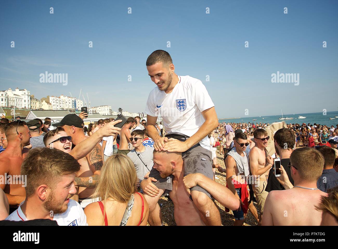 Brighton, UK. 7. Juli 2018. Fußball-Fans auf Brighton Beach beobachten die grossen Schirm am Strand durch die Barrieren der Credit: Rupert Rivett/Alamy leben Nachrichten Stockfoto