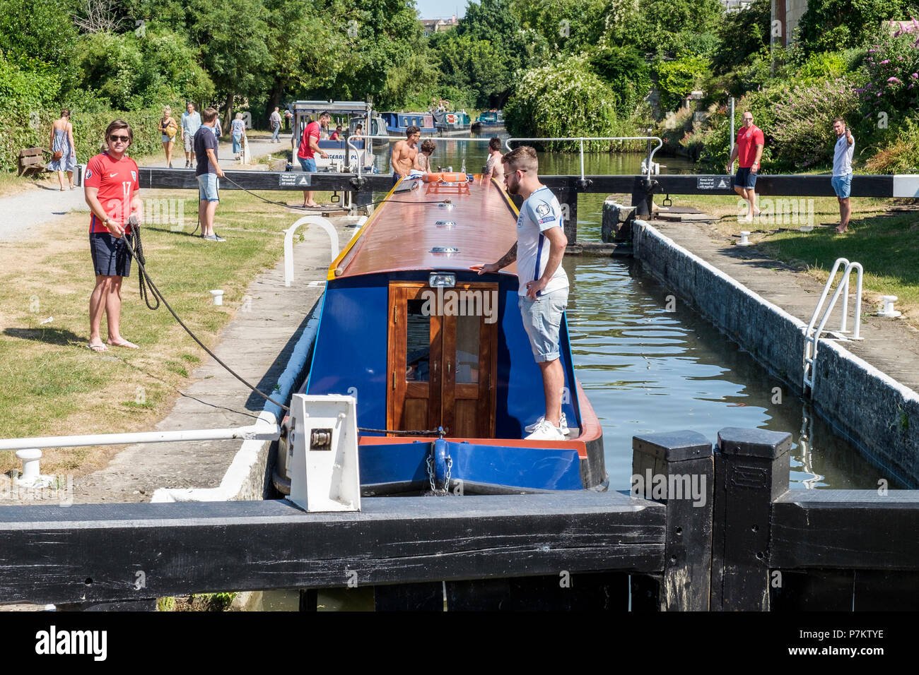 Badewanne, Großbritannien, 7. Juli 2018. Als Badewanne genießt einen sehr warmen und sonnigen Tag ein 15-04 abgebildet auf der Kennet und Avon Kanal in der Badewanne ist. Credit: lynchpics/Alamy leben Nachrichten Stockfoto