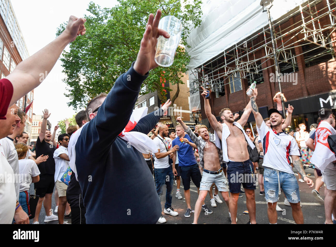 London, Großbritannien. Vom 7. Juli 2018. England Fans in der Hauptstadt Feiern des England National Team 2-0 Sieg gegen Schweden im Viertelfinale der WM in Russland. Jubelnde Fans in Charing Cross Road Stop Datenverkehr, der Ruf "Fußball nach Hause kommen". Die jährlichen Stolz London Veranstaltung ist auch im Bereich mit Happy rainbow plattiert Stolz die Teilnehmer begeistert, da gut zu feiern. England ist der Gewinner des Home Team Russland oder Kroatien im Halbfinale. Credit: Stephen Chung/Alamy leben Nachrichten Stockfoto