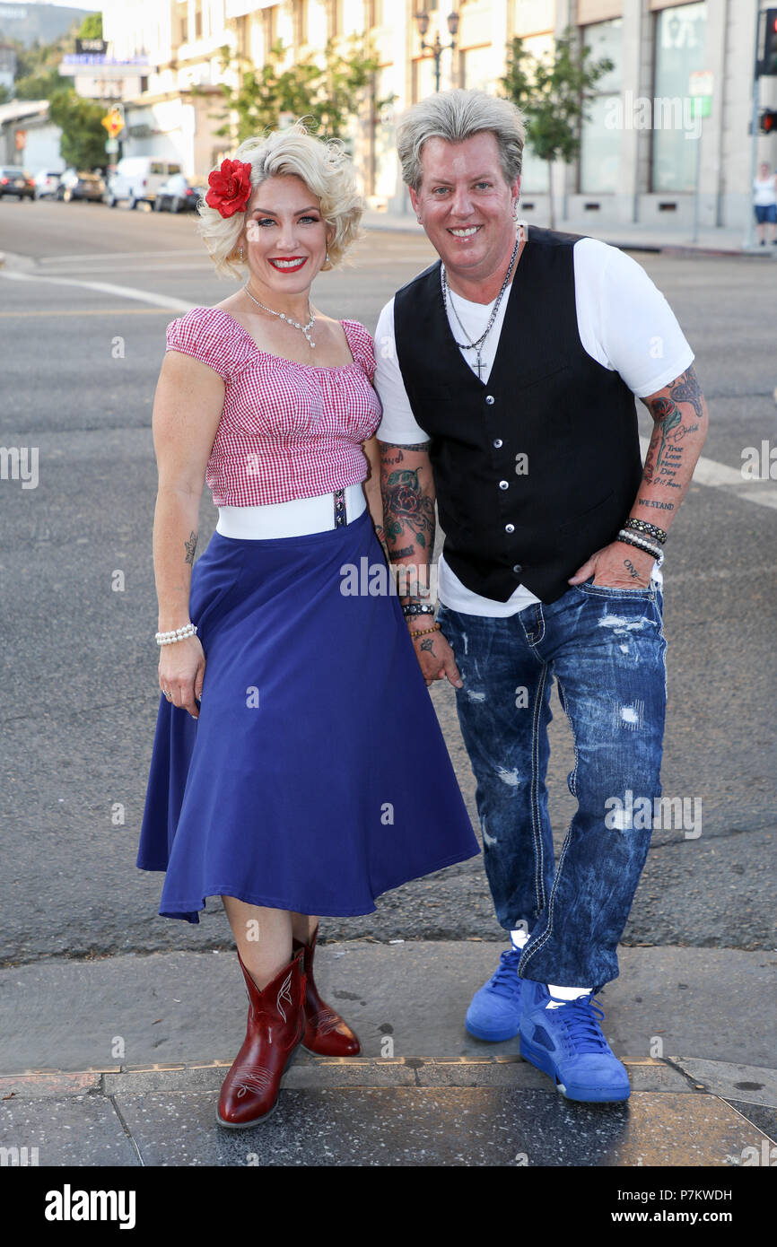 Hollywood, Kalifornien, USA. 6. Juli, 2018. Musik Künstler Angie und Joe Finley der Swansons posieren für Fotos kurz vor ihrem Auftritt bei der Studie, die in Hollywood, Kalifornien am Juli 6, 2018. Credit: Sheri Determan/Alamy Live News Credit: Sheri Determan/Alamy leben Nachrichten Stockfoto