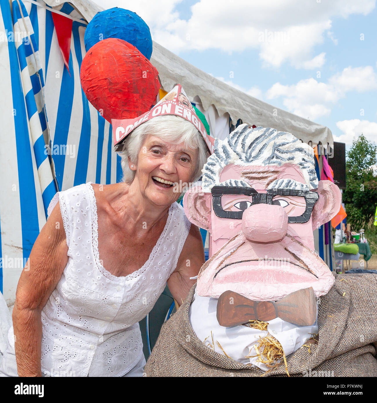 Cheshire, Großbritannien. Cheshire, Großbritannien. 7. Juli 2018. Ihre elfte fete Veranstaltungen auf dem Feld, wo Hunderte von Menschen trotzten der Hitzewelle und vergnügten sich Credit: John Hopkins/Alamy Live News Credit: John Hopkins/Alamy Leben Nachrichten gehalten Stockfoto