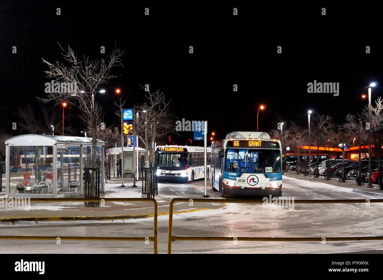 WINNIPEG, KANADA - 2014-11-20: Nacht Bushaltestelle in Winnipeg, Manitoba, Kanada Stockfoto