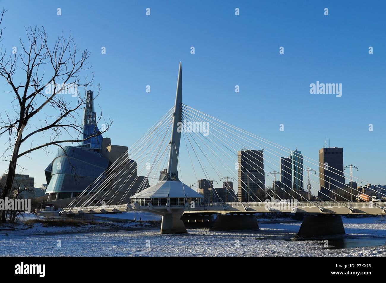 Über den Roten Fluss. Winter Blick auf die Esplanade Riel Brücke mit kanadischen Museum für Menschenrechte im Hintergrund. Winnipeg, Manitoba, Kanada Stockfoto