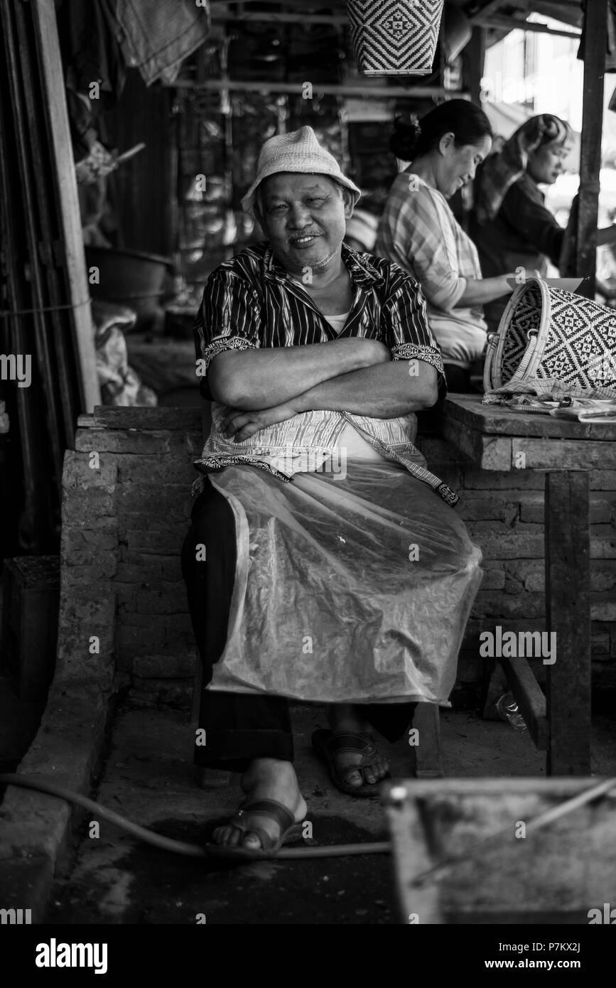 Alte gemütlich Fischhändler auf dem Markt der kutacane Stockfoto