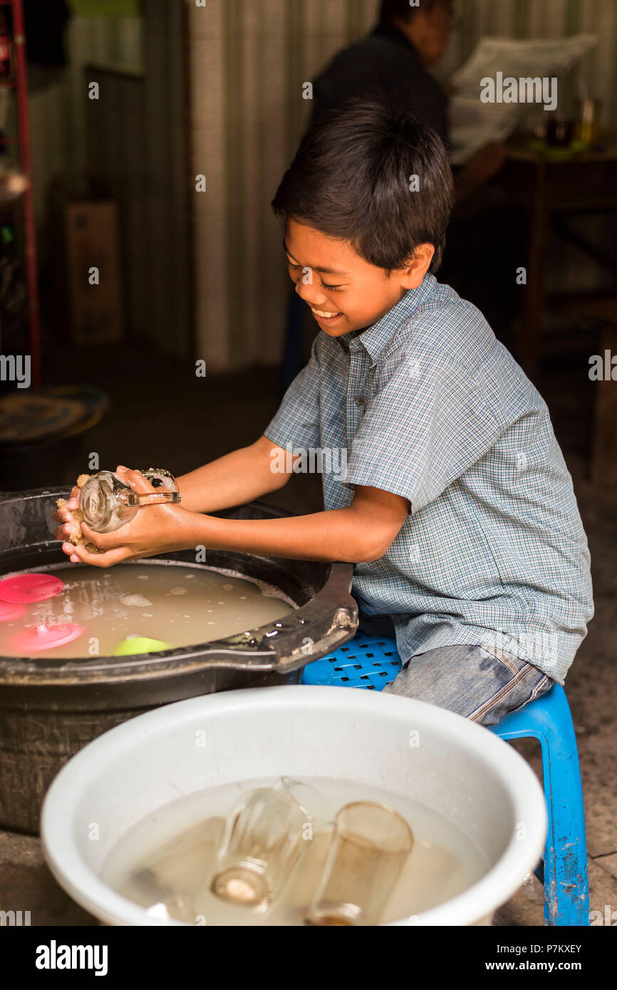 Ein Junge auf dem Markt der kutacane Geschirr in einem Restaurant vor Ort. Stockfoto