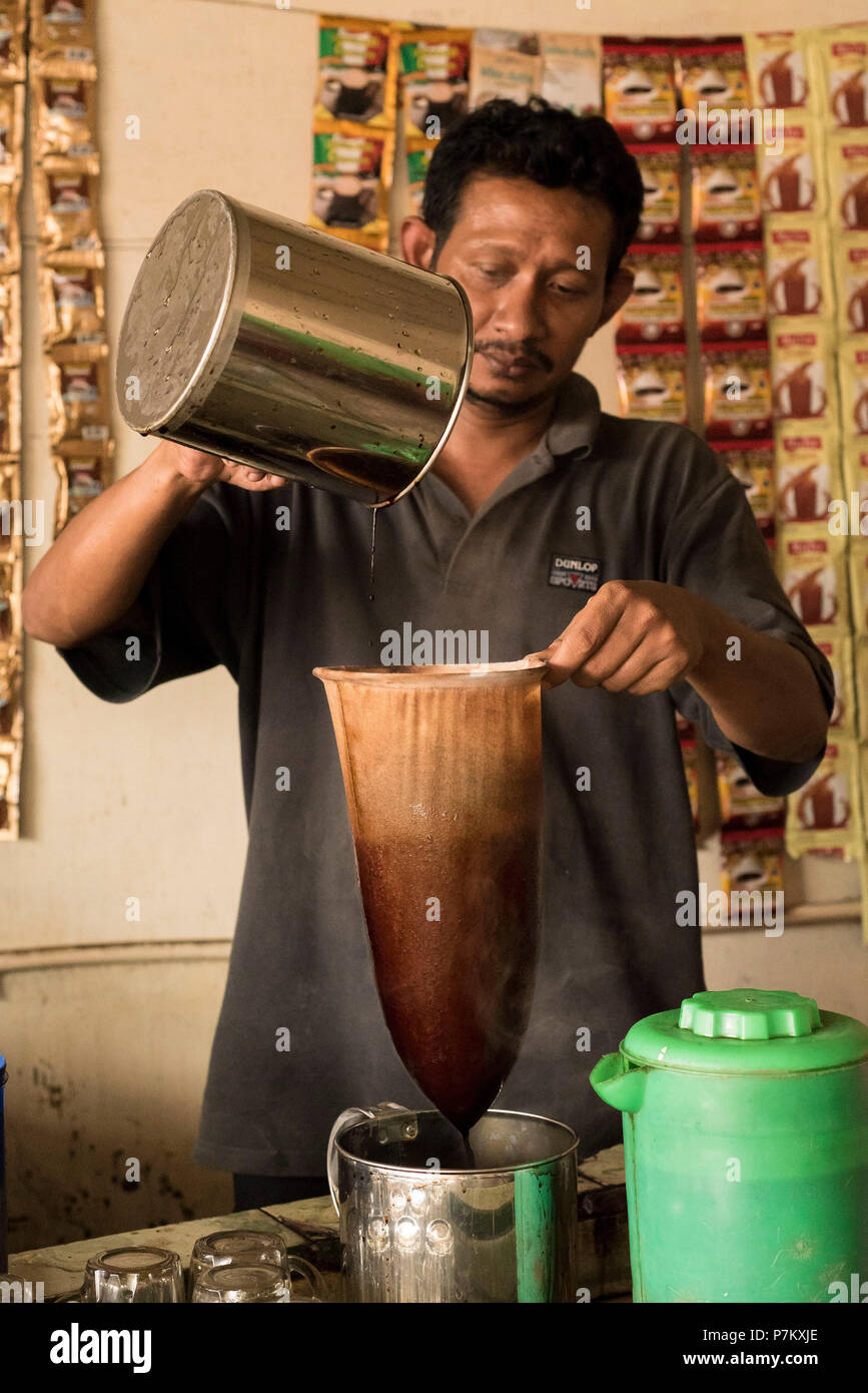 Mann Filterung der Kaffee Stockfoto