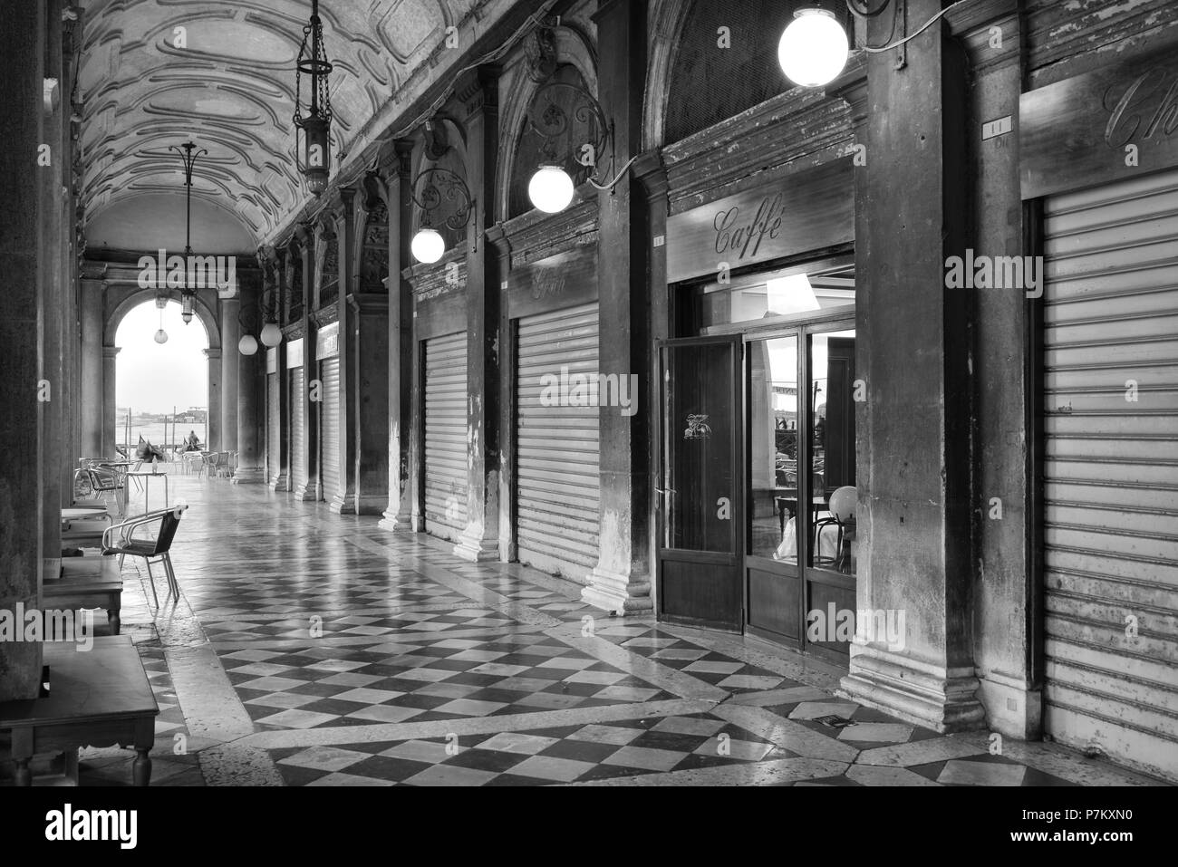 Geschlossen Cafe am Markusplatz in Venedig, am frühen Morgen, Italien, Stockfoto