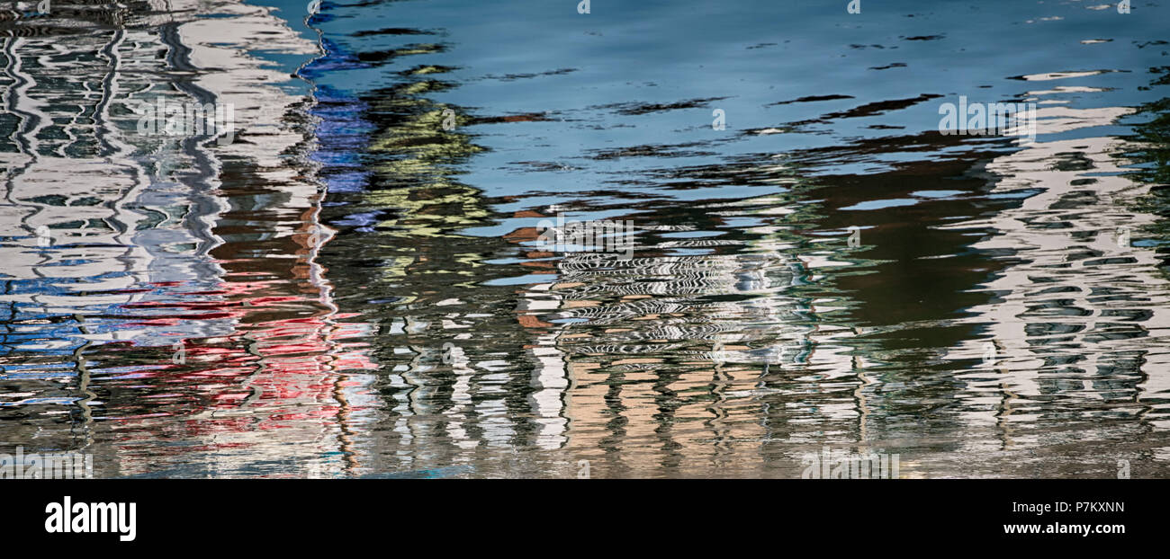 Wohngebäude im Wasser widerspiegelt, die im Hafen von Warnemünde. Stockfoto