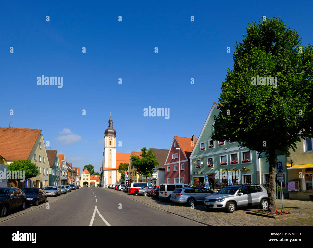 Marktplatz mit Pfarrkirche Maria Himmelfahrt und Gate Tower, Allersberg, Fränkisches Seenland, Mittelfranken, Franken, Bayern, Deutschland Stockfoto