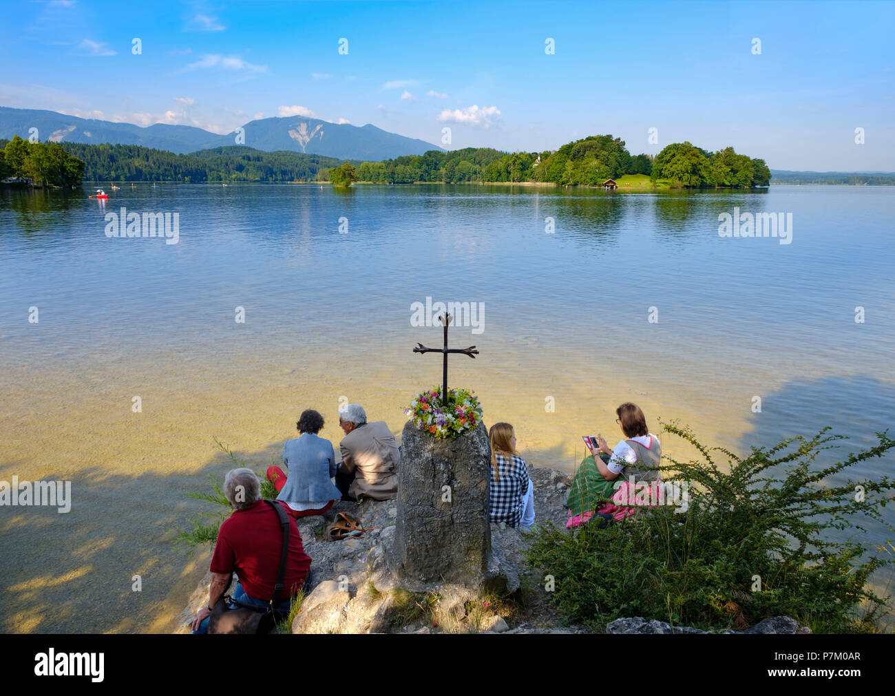 Reich verzierten Kreuz am Ufer des Sees, Corpus Christi, Staffelsee, Seehausen am Staffelsee, Oberbayern, Bayern, Deutschland Stockfoto