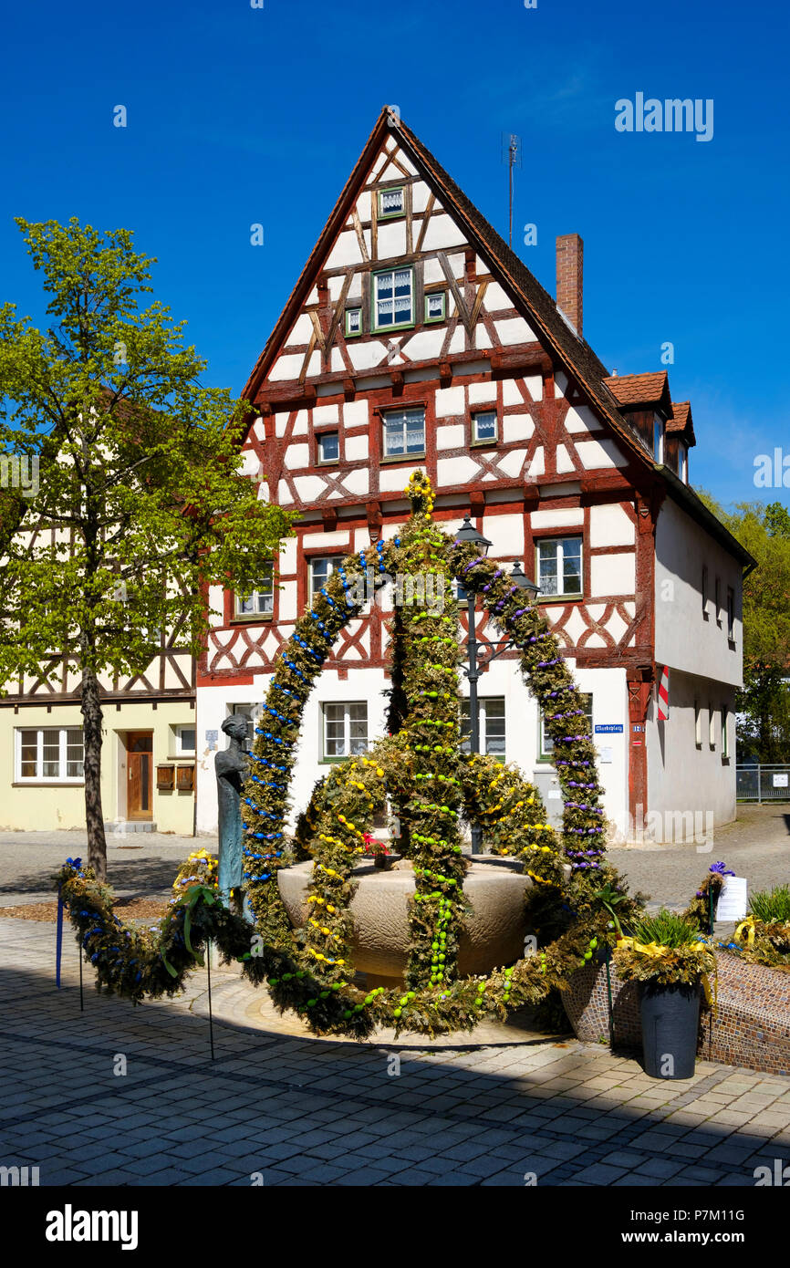 Osterbrunnen und Fachwerkhaus, Marktplatz, Heideck, Fränkisches Seenland, Mittelfranken, Franken, Bayern, Deutschland Stockfoto