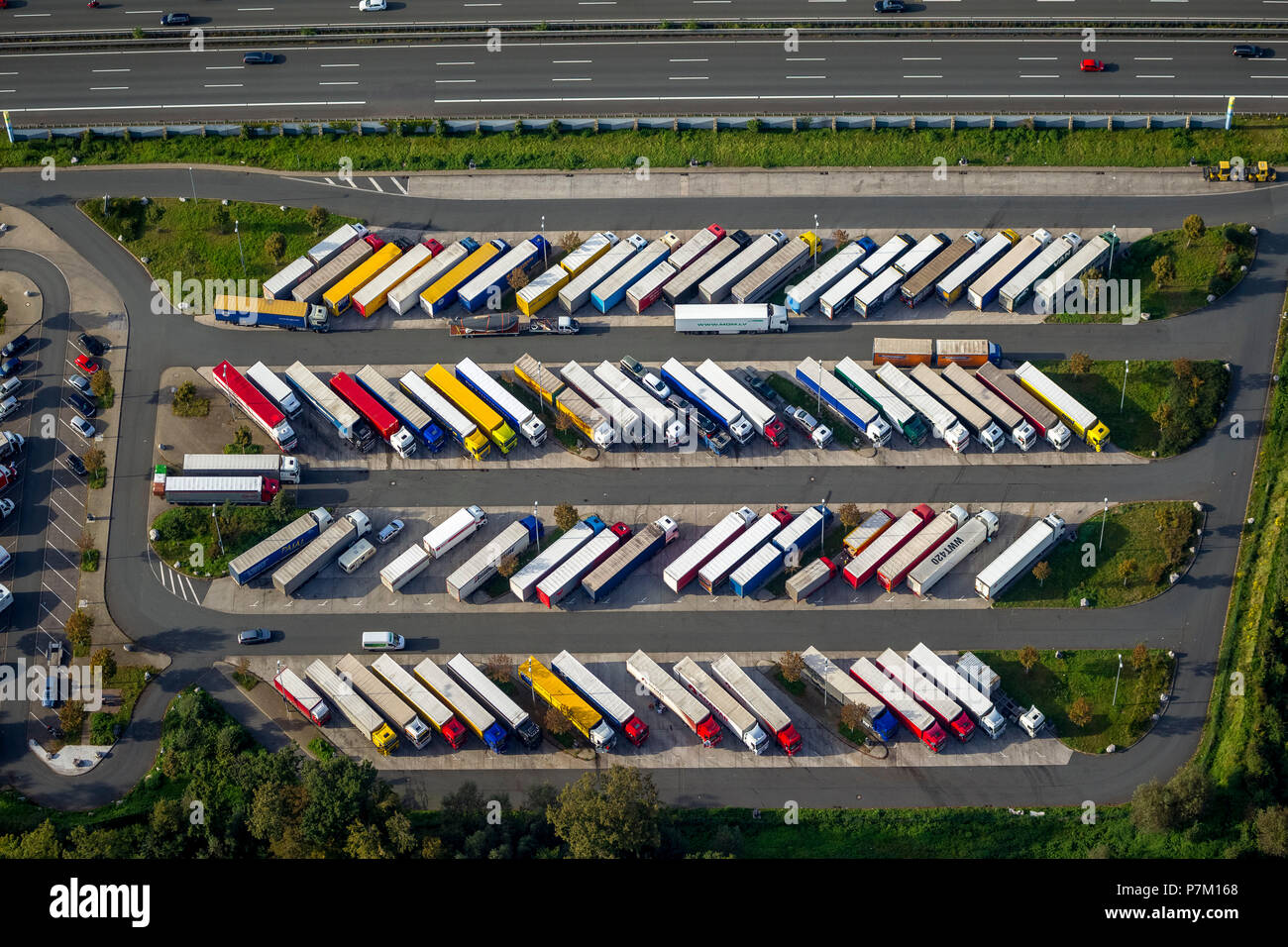 Hamm-Rhynern Autobahn Rastplatz, LKW-Parkplatz, Lenkzeiten, fischgrätmuster, Pausen, just-in-time-Logistik, Autobahn A2, Hamm, Ruhrgebiet, Nordrhein-Westfalen, Deutschland Stockfoto