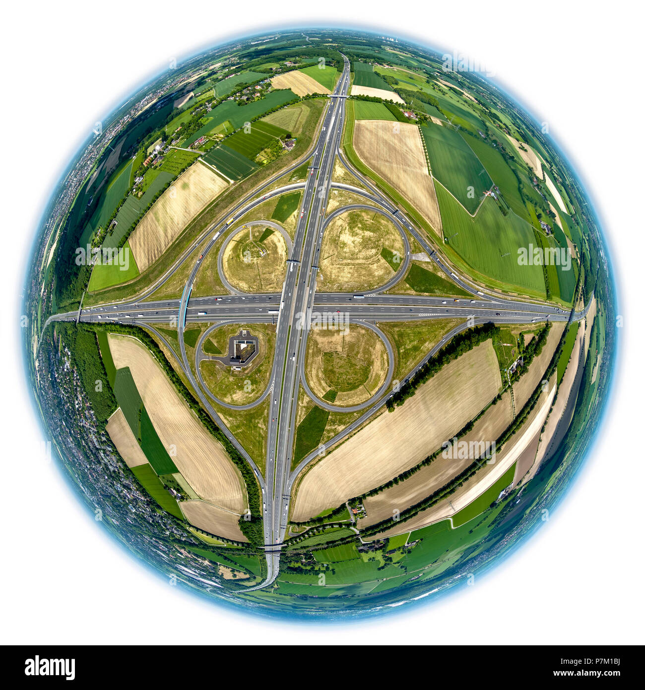 Fischaugenobjektiv, Blick auf die Kamener Kreuz Interchange, A2 und A1 deutsche Autobahnen (Autobahnen), Kleeblatt Interchange, Kamen, Ruhrgebiet, Nordrhein-Westfalen, Deutschland Stockfoto