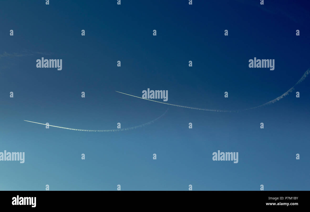 Zwei Kondensstreifen durch militärische Jets in blauer Himmel über Klink, Mecklenburgische Seenplatte, Mecklenburg-Vorpommern, Deutschland Stockfoto