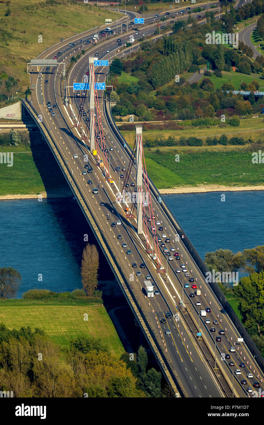 Rheinbrücke, Autobahn A1 Brücke über den Rhein für den Güterverkehr über 3,4 Tonnen, zu Wegen Risse im Stahlbau, Pylonen, Leverkusen Rheinbrücke, Leverkusen, Rheinland, Nordrhein-Westfalen, Deutschland Stockfoto
