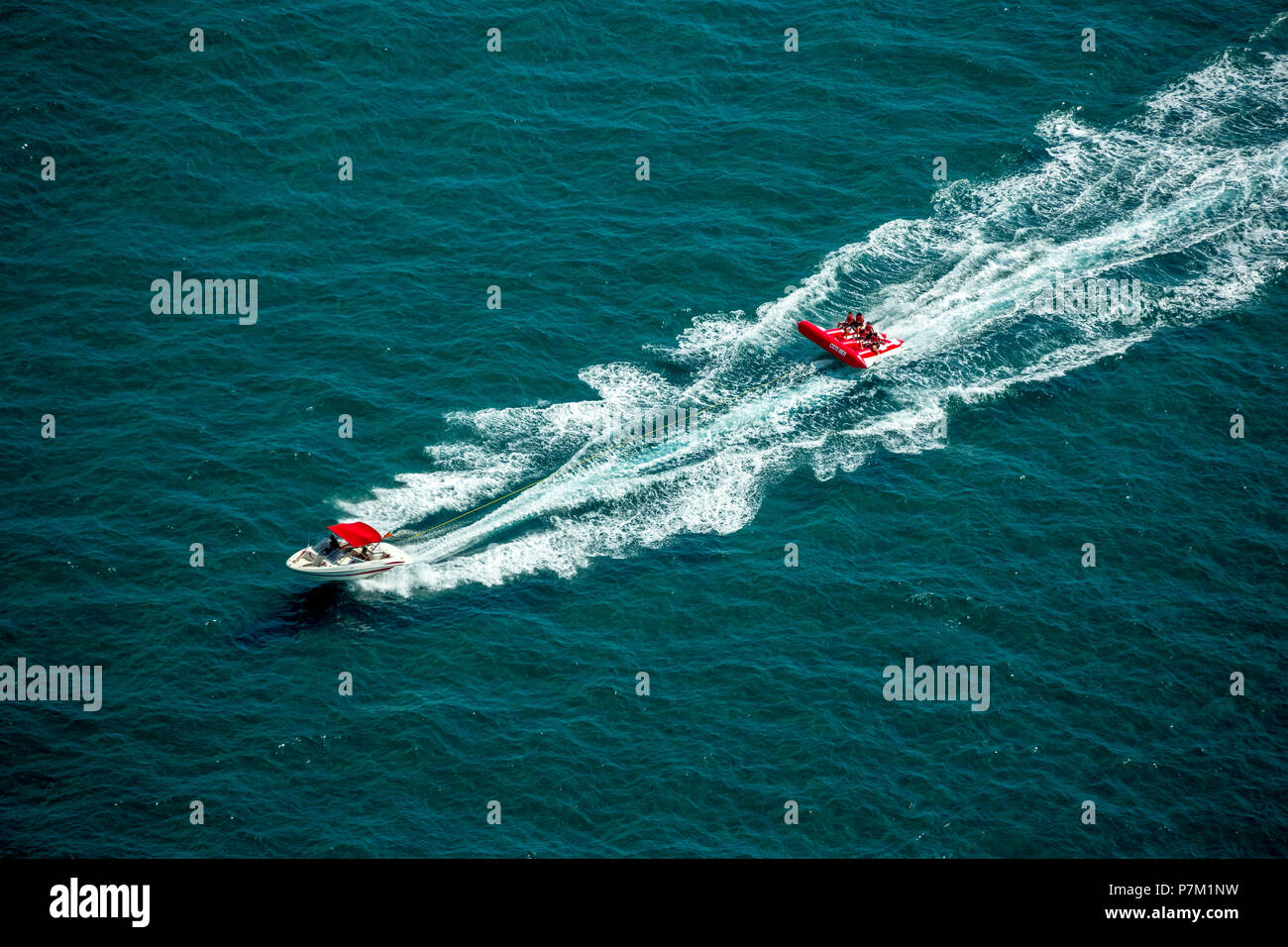 Air mat von einem Motorboot gezogen, Wasser Spaß auf dem Mittelmeer, Agde, Hérault, Occitanie Region, Frankreich Stockfoto
