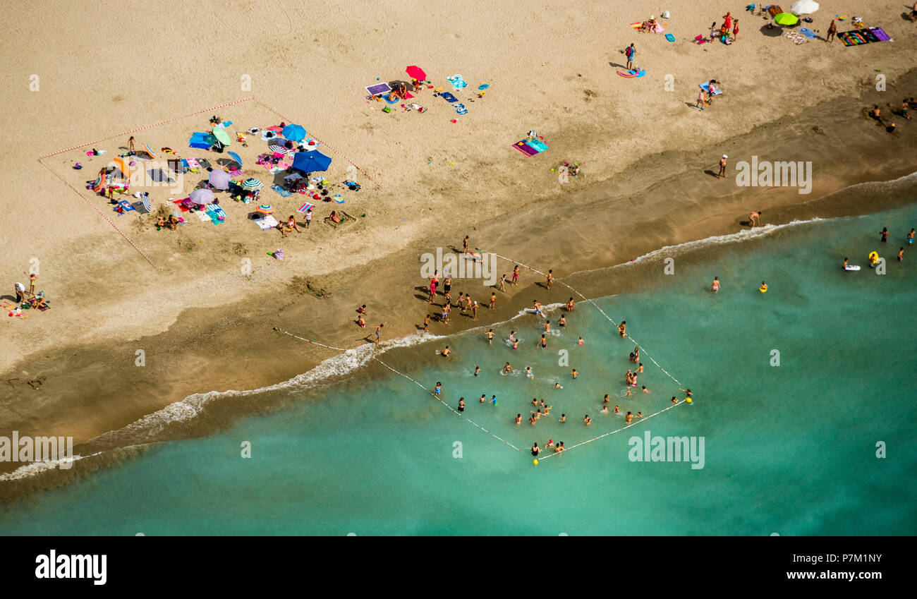 Leben am Strand an der Mittelmeerküste in der Nähe von Frontignan Montpellier, eingezäunt - auf sicheren Badebereich, Montpellier, Hérault, Occitanie Region, Frankreich Stockfoto