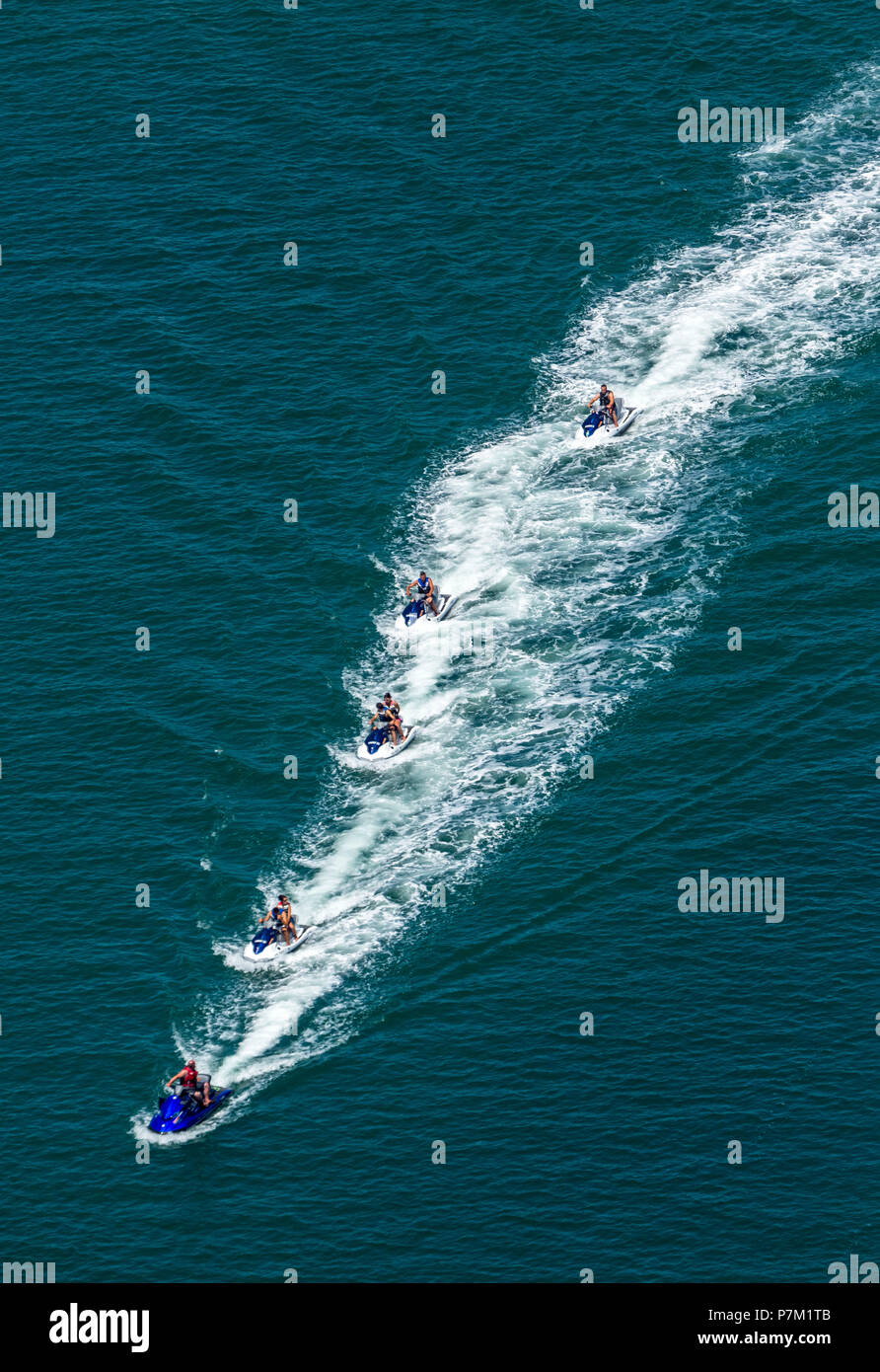 Linie der Jet Skis Verlassen des Hafens von Cap d'Agde, Agde, Hérault, Occitanie Region, Frankreich Stockfoto