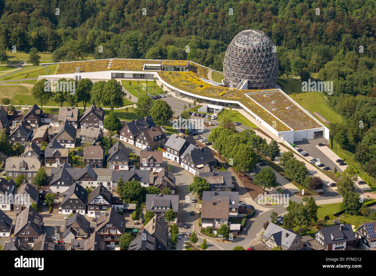 Blick auf das Ei-förmige Oversum serviert Vital Resort Winterberg, Sauerland, Luftaufnahme Stockfoto