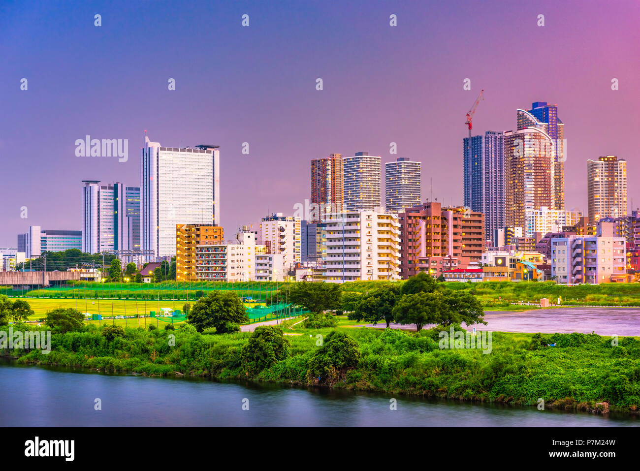 Kawasaki, Japan die Skyline in der Dämmerung auf der Tamagawa Fluß. Stockfoto