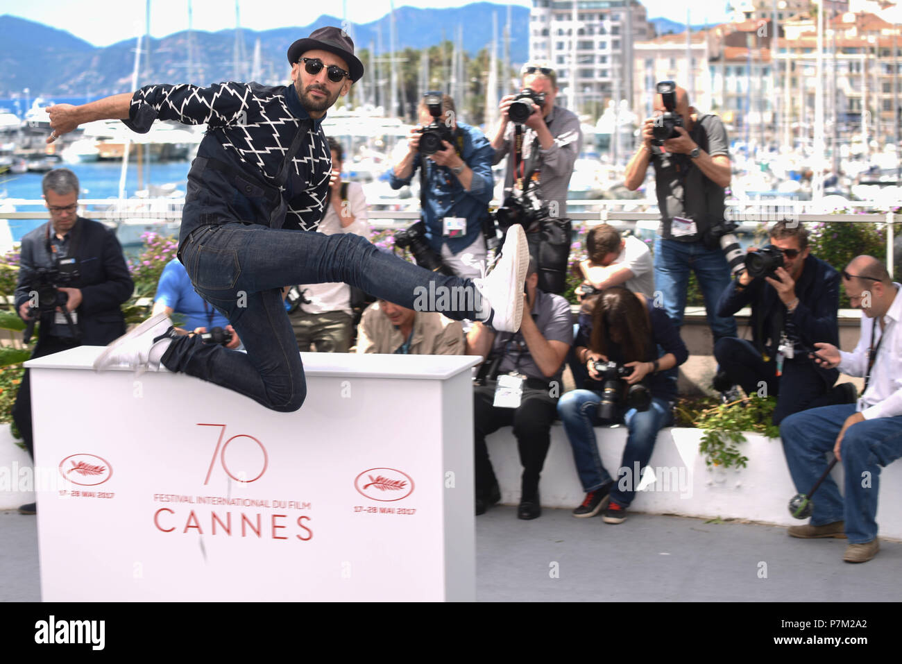 Mai 19, 2017 - Cannes, Frankreich: JR besucht das "Visages, Dörfer' Fotoshooting während des 70. Filmfestival in Cannes. JR lors du 70eme Festival de Cannes. *** Frankreich/KEINE VERKÄUFE IN DEN FRANZÖSISCHEN MEDIEN *** Stockfoto
